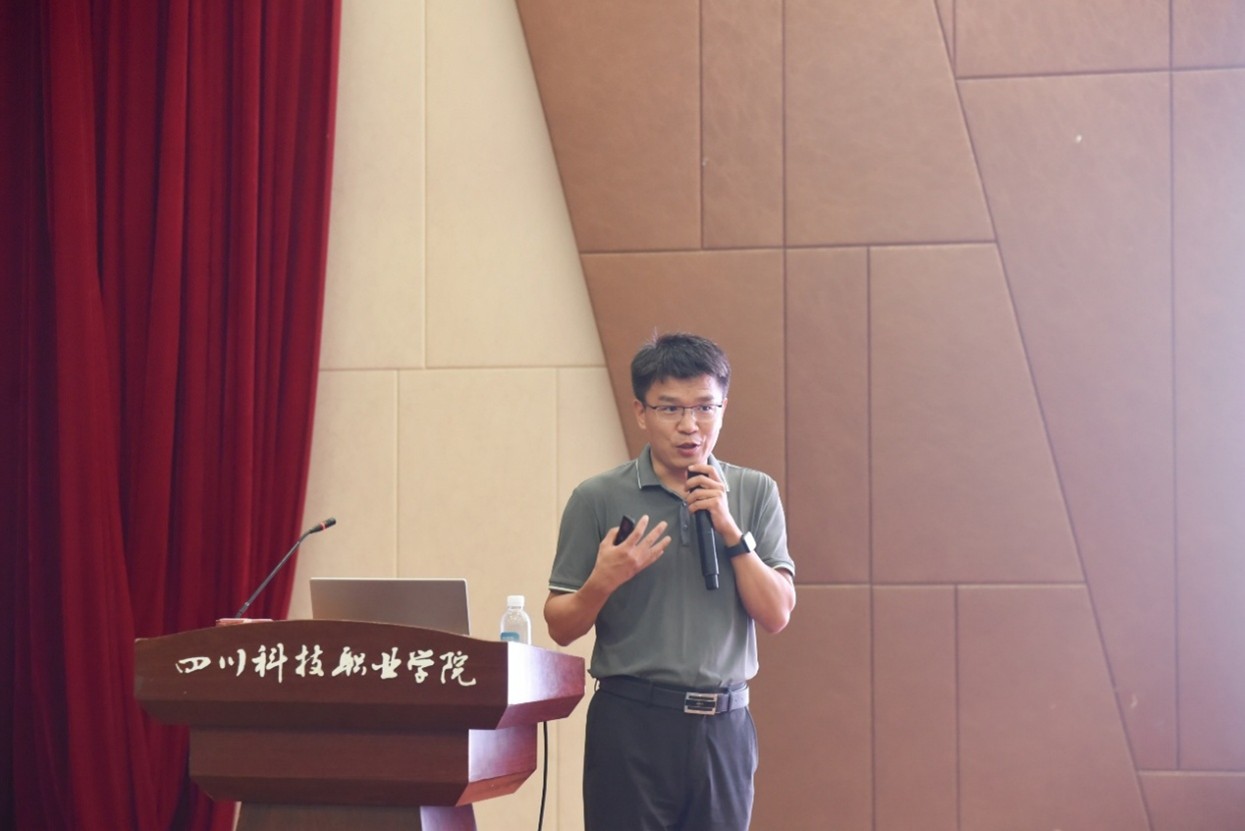 我校 “AIGC技术应用与教育创新”专题培训讲座圆满举行(图2)